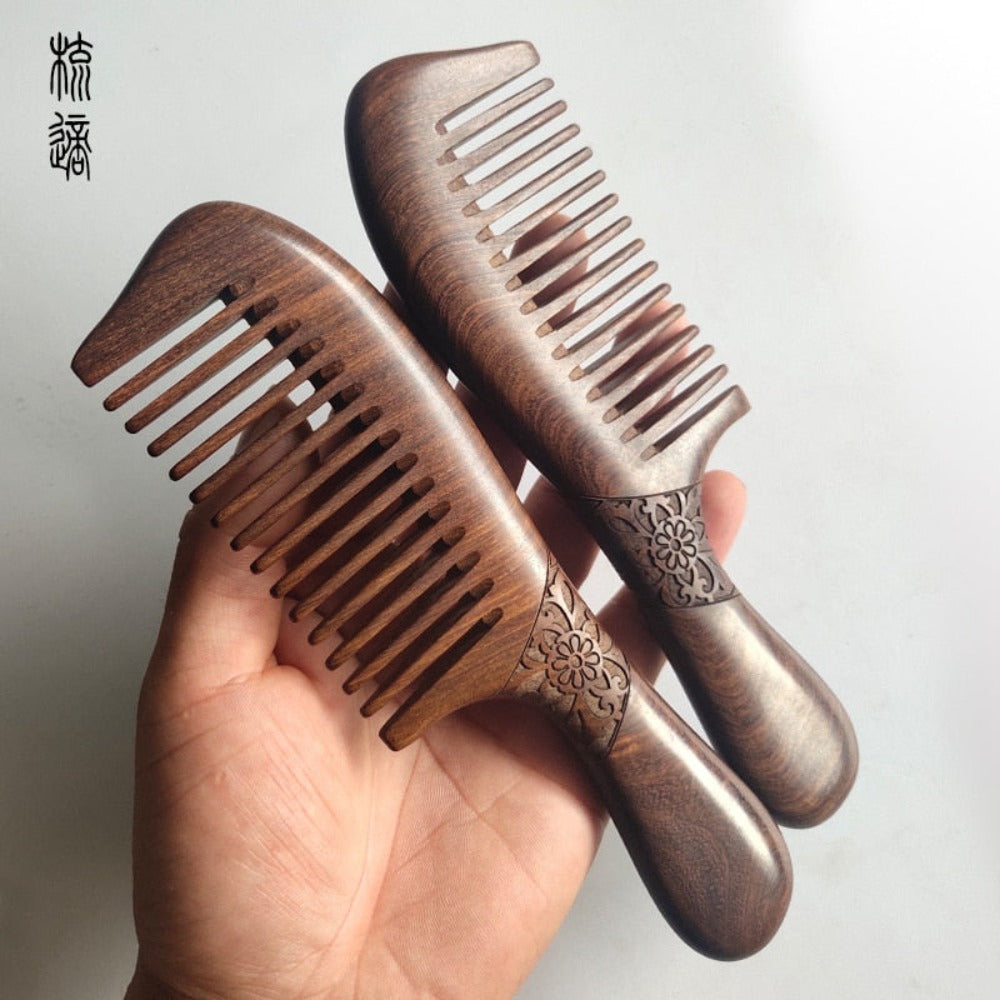 wootswood-magnifique-peigne-gravé-bois-sental-parfum-coifure-cheveux-démêlle-lisse-motif-2