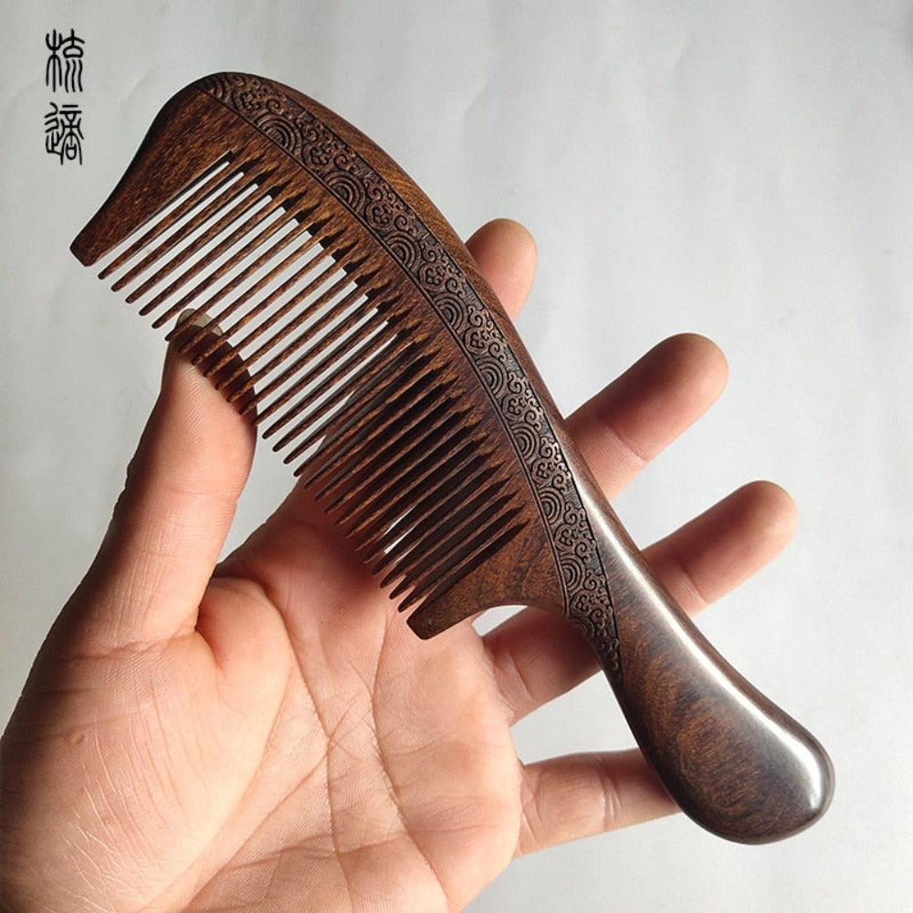 wootswood-magnifique-peigne-gravé-bois-sental-parfum-coifure-cheveux-démêlle-lisse-motif-3