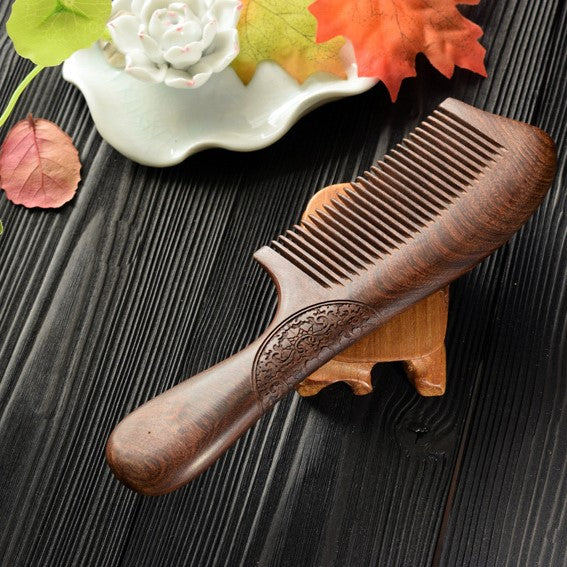 wootswood-peigne-antistatique-gravé-bois-santal-cadeau-cheveux-bouclé