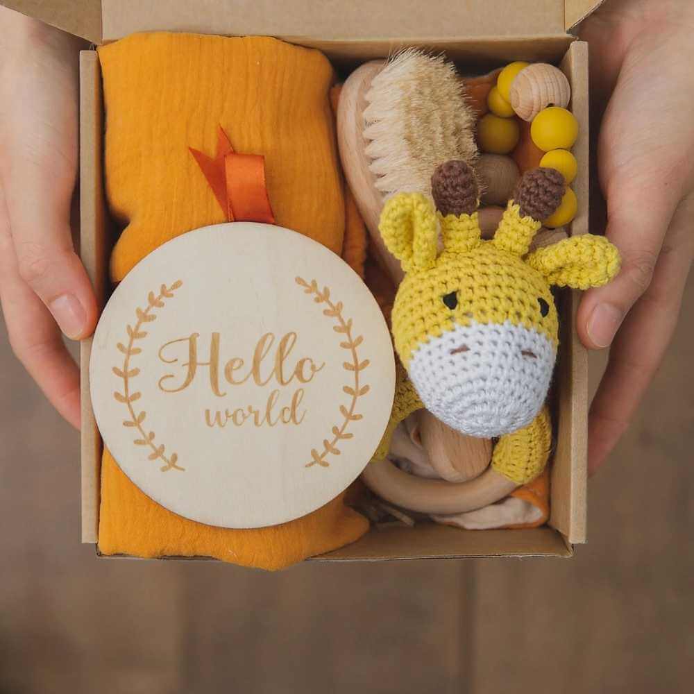 Wootswood-Coffret-cadeau-bébé-giraf-jaune-bois-naissance-mignon-coton