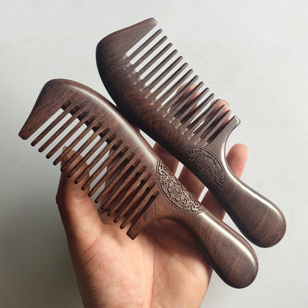 wootswood-magnifique-peigne-gravé-bois-sental-parfum-coifure-cheveux-démêlle-lisse-motif-1